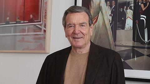Altkanzler Gerhard Schröder Anfang des Jahres in seiner Kanzlei - seine Frau hat ihm gesundes Essen verordnet.