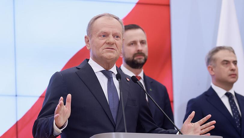 Polens Regierungschef Tusk hat sein Kabinett von 26 auf 21 Ministerposten verkleinert.