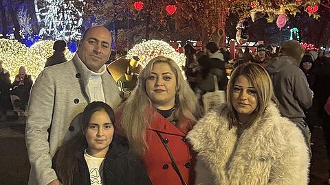 Hossein Mohammed (links) floh aus Iran. Heute lebt er mit seiner Frau Shahla Tagaawi Ghahe, und zwei T&ouml;chtern in der Oberpfalz. In seiner Heimat sind Menschenaufl&auml;ufe derweil an der Tagesordnung &ndash; wie etwa bei einer Pro-Regierungs-Kundgebung gegen die j&uuml;ngsten Proteste im ganzen Land in Teheran.