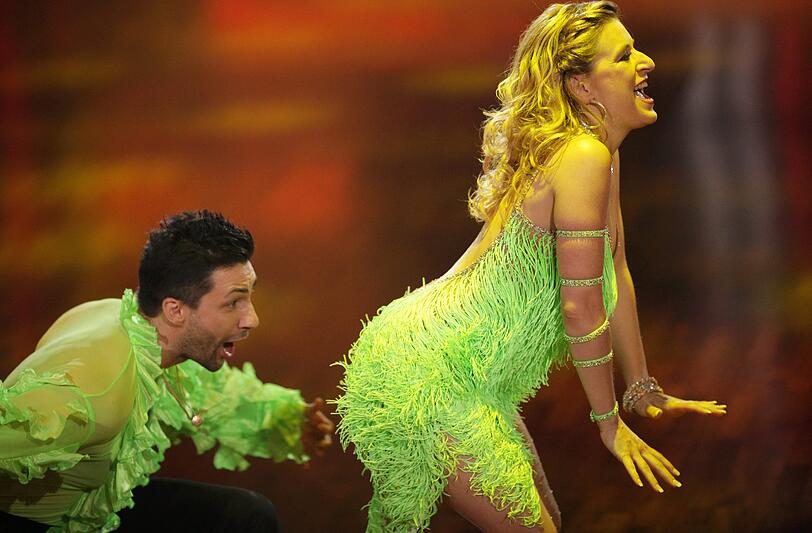 Nanu! Glotzt Sergiy Plyuta seiner Tanzpartnerin Stefanie Hertel hier mit Absicht auf den Hintern? Natürlich gehört diese provokante Pose zur Choreografie..