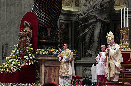 Der Papst hat im Petersdom in Rom die Mitternachtsmesse geleitet