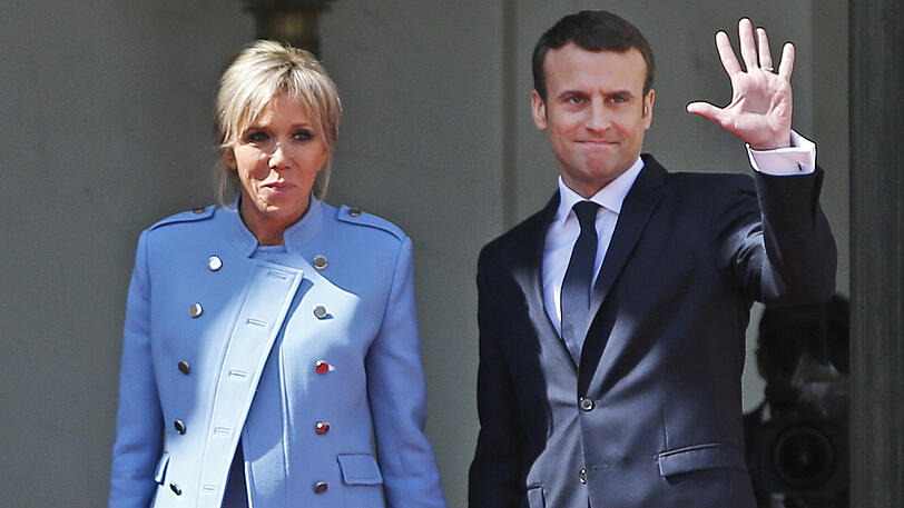 Der neue französische Präsident Emmanuel Macron und seine Frau Brigitte posieren für Fotografen.