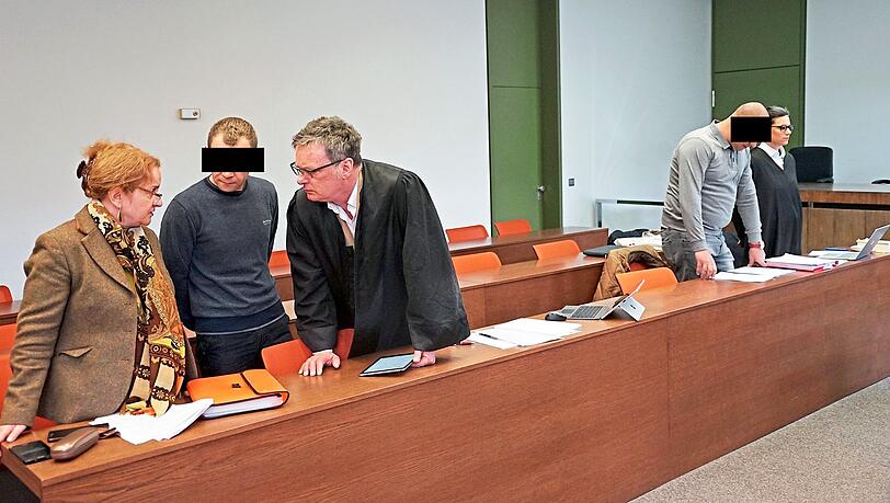 Vor Prozessbeginn: die beiden Angeklagten. Vor Prozessbeginn: die beiden Angeklagten.