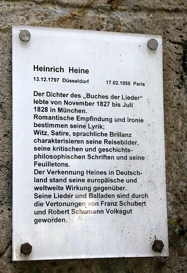 ... was hat diese Frau mit Heine zu tun, fragen sich BA-Mitglieder. Die Gedenktafel neben der Grotte aber klärt über die Bedeutung des Dichters und seine Zeit in München auf. Was bleibt...