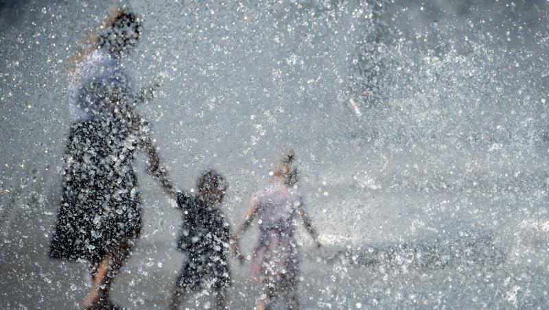 Eine Frau und zwei Kinder kühlen sich am Stachus in einem Brunnen ab. Foto: Sven Hoppe/dpa/Archivbild Eine Frau und zwei Kinder kühlen sich am Stachus in einem Brunnen ab. Foto: Sven Hoppe/dpa/Archivbild