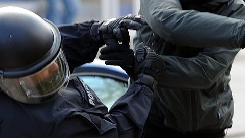 Der Dienst wird für Polizeibeamte immer gefährlicher. (Symbolbild)
