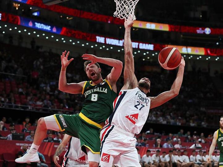 Kampf um Bronze: Australiens Matthew Dellavedova (l) und der Franzose Rudy Gobert.