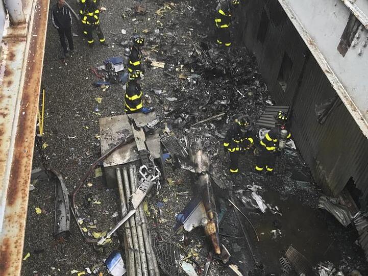 Im Zentrum Manhattans war ein Helikopter mit hoher Geschwindigkeit auf das Dach eines Hochhauses gestürzt. Der Pilot kam dabei ums Leben. Foto. New York City Fire Department/AP