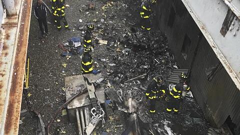 Im Zentrum Manhattans war ein Helikopter mit hoher Geschwindigkeit auf das Dach eines Hochhauses gestürzt. Der Pilot kam dabei ums Leben. Foto. New York City Fire Department/AP