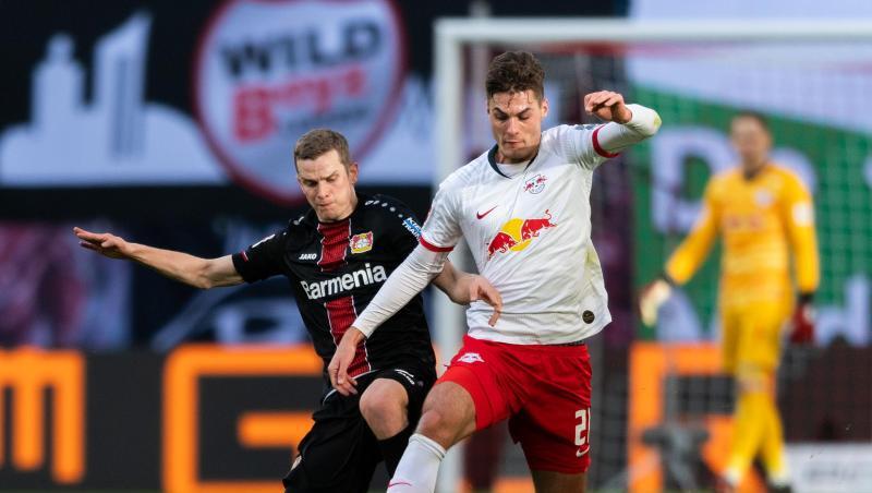 Leverkusens Sven Bender (l) geht gegen Leipzigs Patrik Schick von hinten in den Zweikampf. Leverkusens Sven Bender (l) geht gegen Leipzigs Patrik Schick von hinten in den Zweikampf.