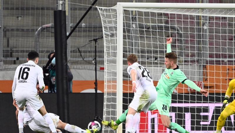 Marco Richter (l, verdeckt) sorgte für die Vorentscheidung beim Augsburger Sieg gegen Gladbach.