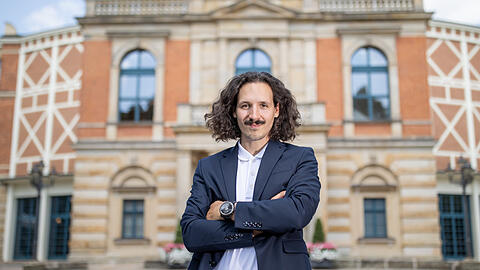 Der Regisseur Valentin Schwarz vor dem Festspielhaus.