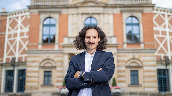 Der Regisseur Valentin Schwarz vor dem Festspielhaus.