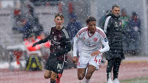 Klaus Sima Suso (Fortuna Düsseldorf, 46) (r) setzt sich gegen Benjamin Goller (1.FC Nuernberg, 14) durch.