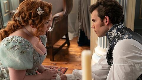 "Bridgerton": Nicola Coughlan als Penelope Featherington und Luke Newton als Colin Bridgerton in Staffel drei.
