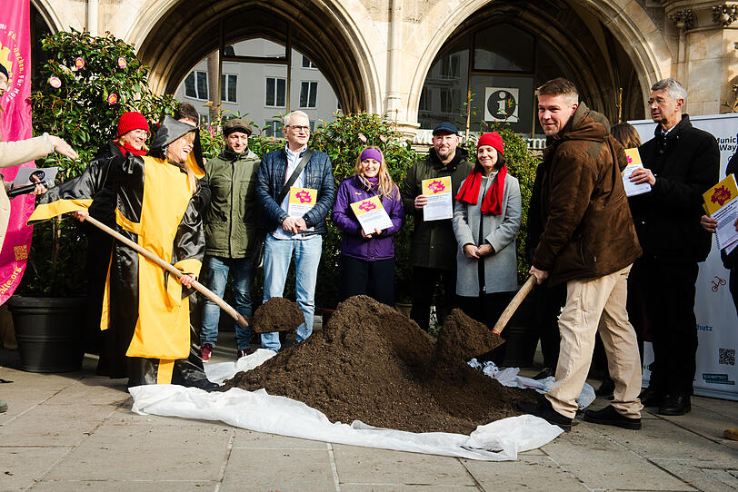 Am Ende gemeinsames Anpacken: M&uuml;nchner Kindl und &Ouml;DP-Fraktionschef Tobias Ruff packen die Schaufeln und machen den ersten Schritt.