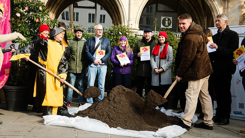Am Ende gemeinsames Anpacken: M&uuml;nchner Kindl und &Ouml;DP-Fraktionschef Tobias Ruff packen die Schaufeln und machen den ersten Schritt.
