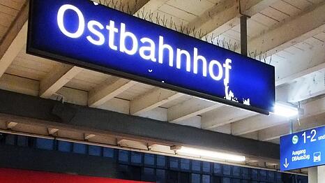 Der 43-j&auml;hrige Mann muss sich wegen Beleidigung, wegen Widerstand gegen Vollstreckungsbeamte und fahrl&auml;ssiger K&ouml;rperverletzung verantworten.