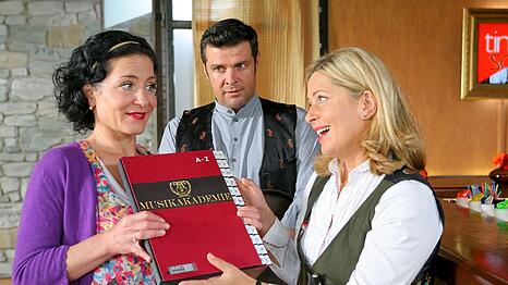 "Die Rosenheim Cops" werden k&uuml;nftig ohne Frau Stockl auskommen m&uuml;ssen. Darstellerin Marisa Burger (links) verl&auml;sst die Serie. Auch Kollegin Karin Thaler (rechts) f&auml;llt der Abschied offenbar schwer.