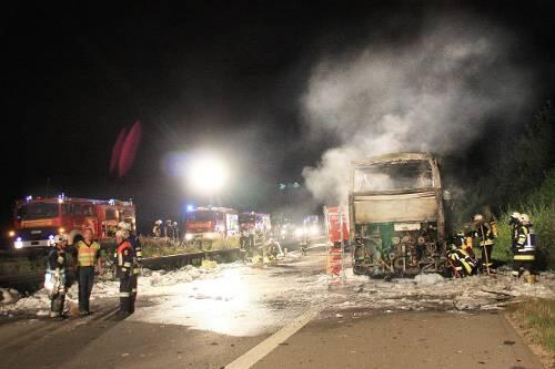 Die A 8 war für Stunden gesperrt: Ein Reisebus brannte am Sonntagmorgen kurz vor Bernau am Chiemsee völlig aus.