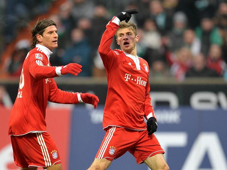 Torschütze in Bremen: Thomas Müller (r.) jubelt mit Torjäger Mario Gomez, der nach der Winterpause bisher noch leer ausgegangen ist.