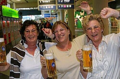 Jubelnd aus Mallorca in München am Flughafen angekommern: Renate Brust-Rösch, Brigitte Spitz, Renate Landau.