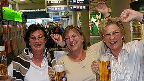 Jubelnd aus Mallorca in München am Flughafen angekommern: Renate Brust-Rösch, Brigitte Spitz, Renate Landau.