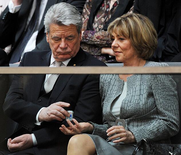 Joachim Gauck ist neuer Bundespräsident. Die
Bundesversammlung wählte den früheren DDR-Bürgerrechtler am Sonntag
mit großer Mehrheit zum Nachfolger von Christian Wulff. Der
72-Jährige erhielt 991 von 1228 gültigen Stimmen, das entspricht
einer Zustimmung von gut 80 Prozent. Für Gaucks Gegenkandidatin Beate
Klarsfeld votierten 126 Delegierte.