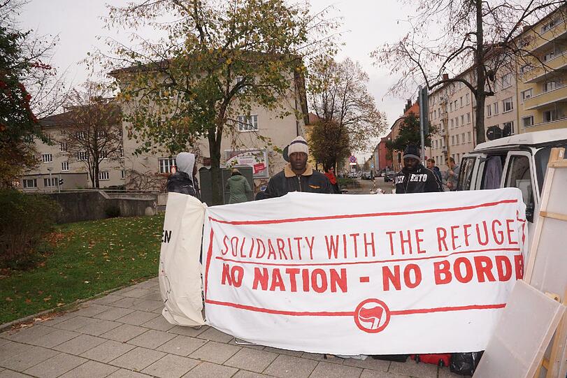 Das Transparent: Der Protest der Flüchtlinge vor dem Bayerischen Sozialministerium in München.