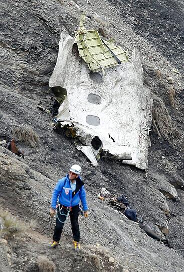 Ein Trümmerfeld: Die Bergungsarbeiten nach dem Absturz der Airbus-Machine von Germanwings werden Tage und Wochen dauern. Die Bilder...