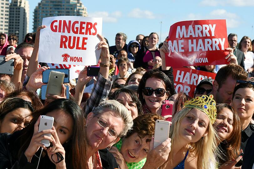 Prinz Harry wird in Australien von seinen royalen Fans wärmstens verabschiedet. Die Bilder.