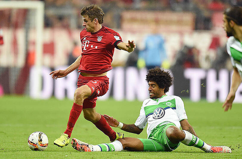 In dieser Szene hat der Neu-Wolfsburger Dante im Duell mit seinem Ex-Kollegen Thomas Müller das Nachsehen.