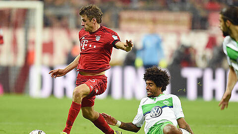 In dieser Szene hat der Neu-Wolfsburger Dante im Duell mit seinem Ex-Kollegen Thomas Müller das Nachsehen.