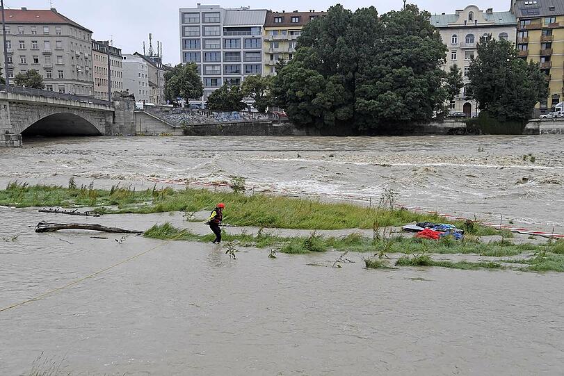 Einsatzkräfte der Wasserrettung bergen Habseligkeiten aus dem Obdachlosenlager unter der Reichenbachbrücke.
