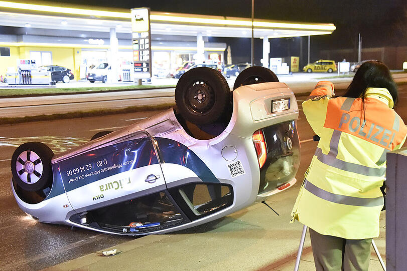 Der VW up landete auf dem Dach, die Fahrerin wurde nur leicht verletzt.