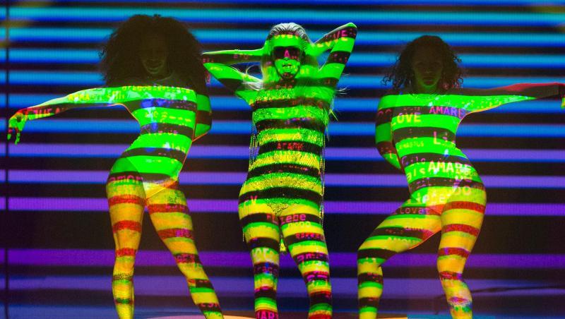 Aly Ryan (M) setzt auch auf eine ausgefallene Lichtchoreografie. Aly Ryan (M) setzt auch auf eine ausgefallene Lichtchoreografie.