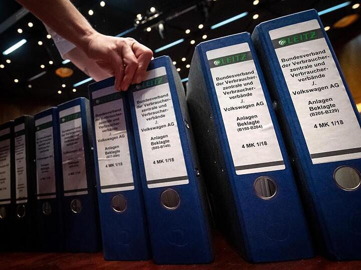 Aktenordner zur Musterfeststellungsklage des Bundesverbands der Verbraucherzentralen und Verbraucherverbände gegen VW.