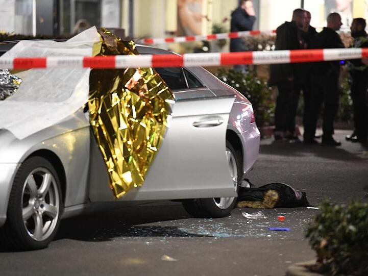 Ein Auto ist mit Thermofolie abgedeckt, neben dem Wagen liegen Glassplitter und eine Jacke.