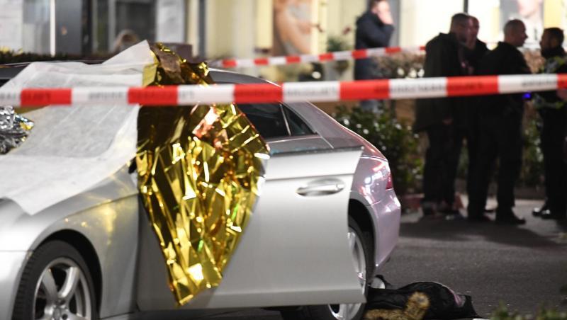 Ein Auto ist mit Thermofolie abgedeckt, neben dem Wagen liegen Glassplitter und eine Jacke. Ein Auto ist mit Thermofolie abgedeckt, neben dem Wagen liegen Glassplitter und eine Jacke.