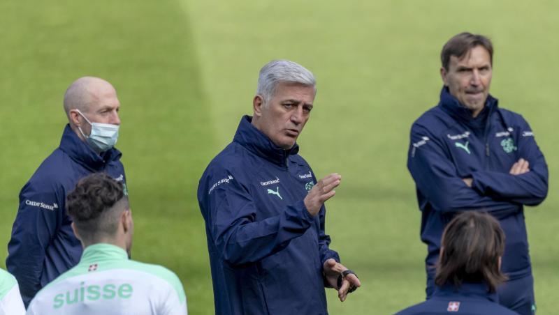 Das Nations-League-Spiel der Schweiz gegen die Ukraine ist abgesagt: Vladimir Petkovic (M), Trainer der Schweiz, spricht zu den Spielern.