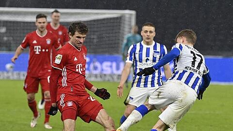Maximilian Mittelstaedt von Hertha BSC in Aktion gegen Thomas Müller (l) von Bayern München.