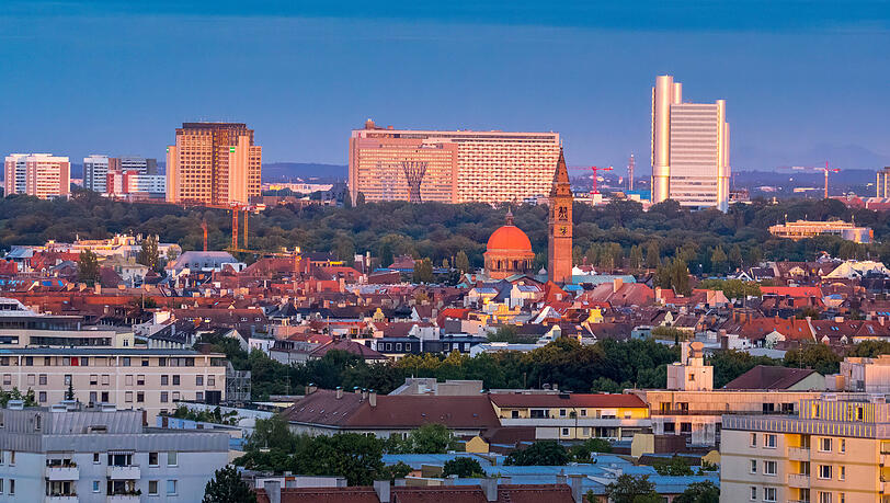 Blick vom Olympiaberg auf die Stadt München: "Lebendige Orte sind für mich dynamische Orte, die sich ändern können über die Zeit", sagt Leonard Steidle. Blick vom Olympiaberg auf die Stadt München: "Lebendige Orte sind für mich dynamische Orte, die sich ändern können über die Zeit", sagt Leonard Steidle.
