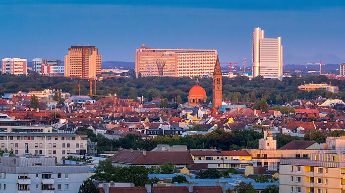 Blick vom Olympiaberg auf die Stadt München: "Lebendige Orte sind für mich dynamische Orte, die sich ändern können über die Zeit", sagt Leonard Steidle.