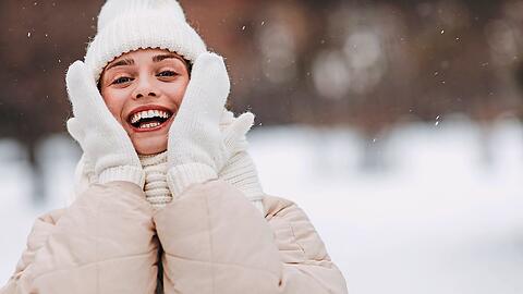 Kalte Temperaturen, reibende Wollpullis, der Wechsel zwischen Warm und Kalt: All das setzt der Haut im Winter zu.