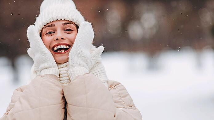 Kalte Temperaturen, reibende Wollpullis, der Wechsel zwischen Warm und Kalt: All das setzt der Haut im Winter zu.