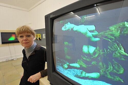 Softporno-Model &ndash; am Computer verfremdet: Anne-Mie Kerckhoven in der Kunsthalle neben ihrer Arbeit &bdquo;Hintenüber&ldquo;.