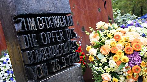 Ein Mahnmal am Wiesn-Eingang erinnert an die schreckliche Tat.