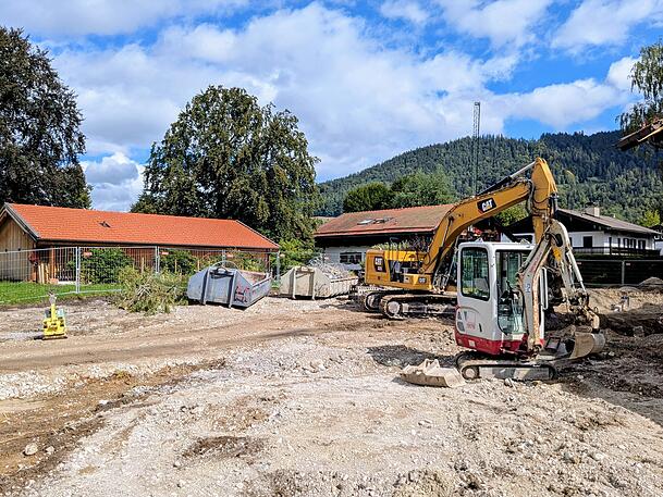 Baugrube statt Garten: Kies ist aufgesch&uuml;ttet worden.