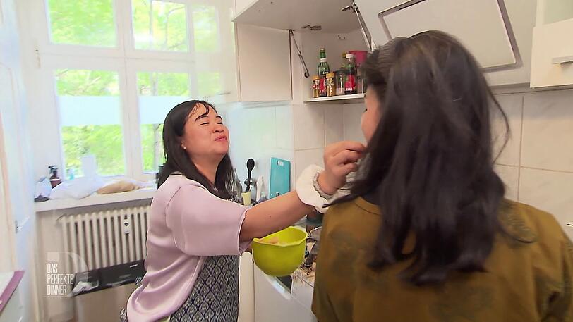Thanh füttert ihre Schnippelhilfe: "In Vietnam ist Essen unsere Love Language." Thanh füttert ihre Schnippelhilfe: "In Vietnam ist Essen unsere Love Language."