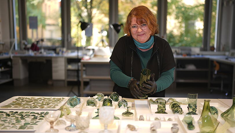 „Glas ist für mich das ästhetischste Material“, sagt Restauratorin Constanze Schaaff. Sie setzt 500 Jahre alte zerbrochene Trinkgläser zusammen, die einst in der Ratstrinkstube standen. „Glas ist für mich das ästhetischste Material“, sagt Restauratorin Constanze Schaaff. Sie setzt 500 Jahre alte zerbrochene Trinkgläser zusammen, die einst in der Ratstrinkstube standen.